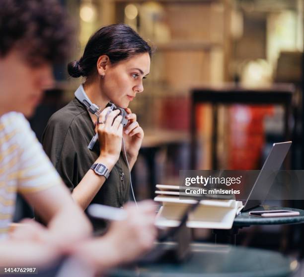 zwei studenten, die zusammen in der bibliothek studieren - two men studying library stock-fotos und bilder