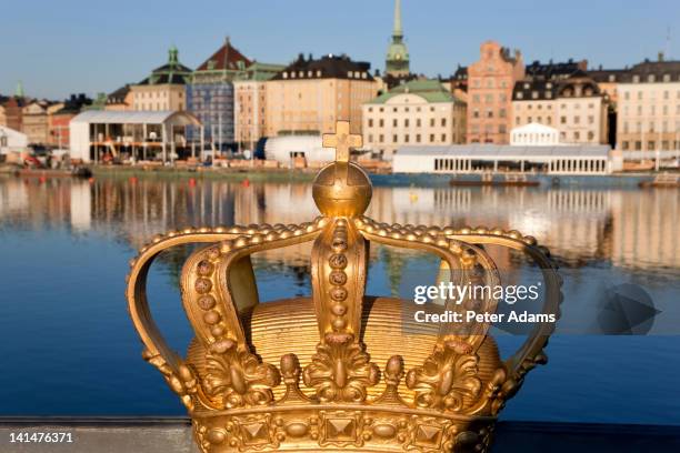swedish royal crown, skeppsholmen bridge stockholm - sweden capital city photos et images de collection