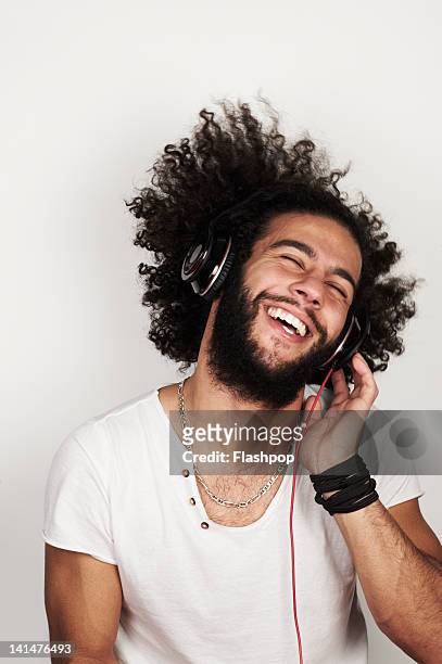 man listening to music with headphones - escutando - fotografias e filmes do acervo