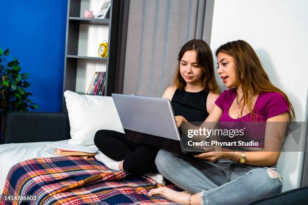 famílias felizes amigos irmãos usando laptop computador assistindo vídeo de programa de tv on-line sentado no sofá juntos - girls television show - fotografias e filmes do acervo