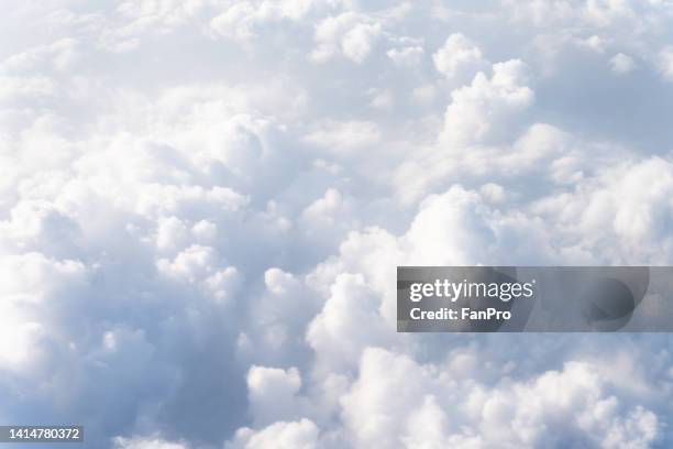 clouds seen from a plane - cielo con nubes fotografías e imágenes de stock