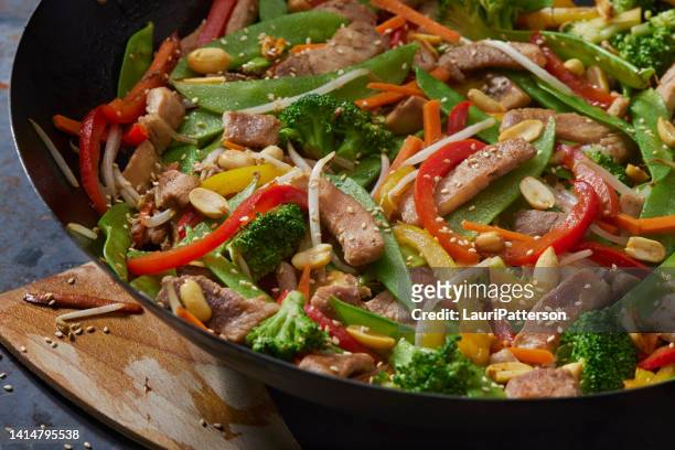 豚肉と野菜炒め物 - サヤエンドウ ストックフォトと画像