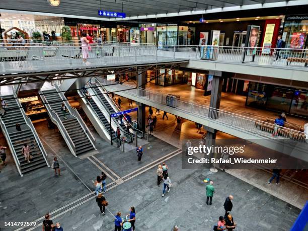 bahnhof bern mit passagieren - bern stock-fotos und bilder