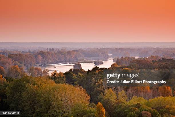 the river loire during an autumnal sunrise. - indre et loire stock-fotos und bilder
