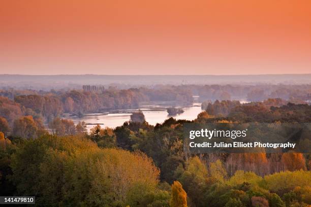 the river loire during an autumnal sunrise. - indre y loira fotografías e imágenes de stock