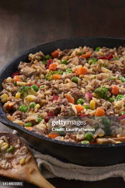 rinderhackfleisch, gemischtes gemüse und reis pfannengerichte - vegetable fried rice stock-fotos und bilder