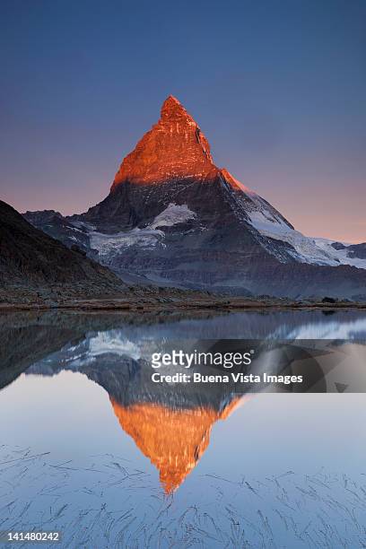 matterhorn reflected in riffelsee lake - alpenglow - fotografias e filmes do acervo
