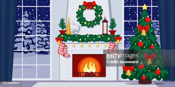 dekoriertes weihnachtsinterieur mit kamin. - kamin stock-grafiken, -clipart, -cartoons und -symbole