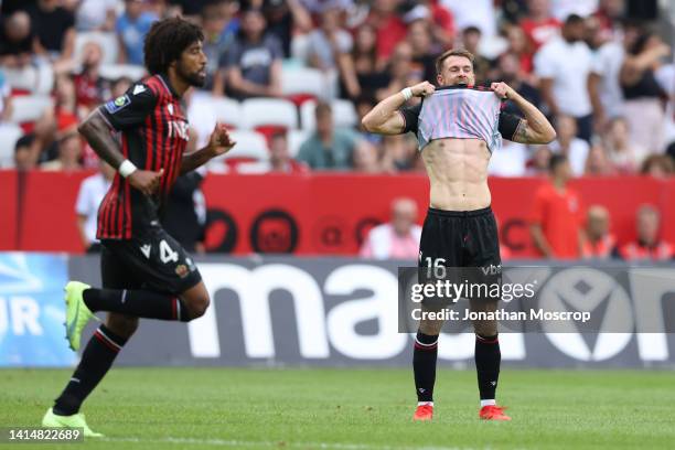 Aaron Ramsey of OGC Nice reacts after blazing a free kick well off target during the Ligue 1 match between OGC Nice and RC Strasbourg at Allianz...