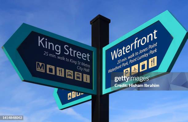 street name sign for the famous king street in old town, alexandria, virginia. - alexandria virginia foto e immagini stock