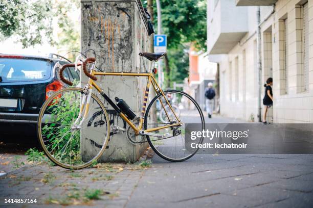 ノイケルンの路上での自転車、ベルリン - ロードバイク ストックフォトと画像