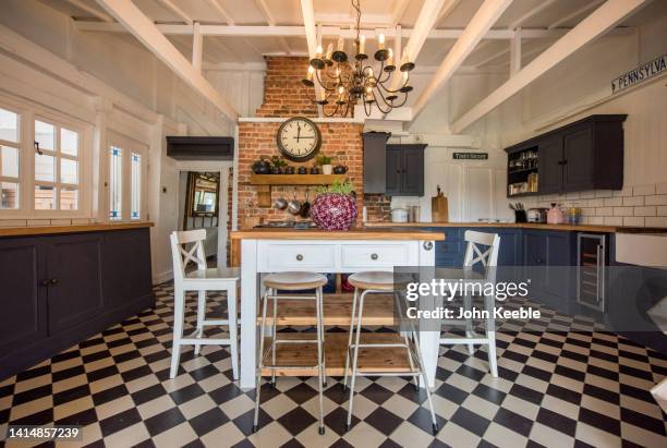 property kitchen interiors - shabby chic imagens e fotografias de stock