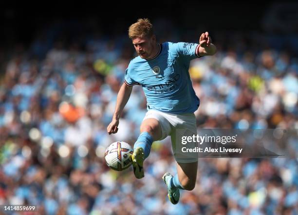 Kevin De Bruyne of Manchester City controls the ball during the Premier League match between Manchester City and AFC Bournemouth at Etihad Stadium on...