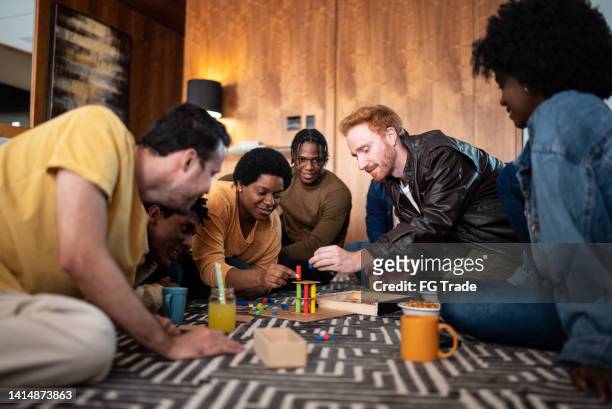 amigos jugando juegos de mesa en casa - game night leisure activity fotografías e imágenes de stock