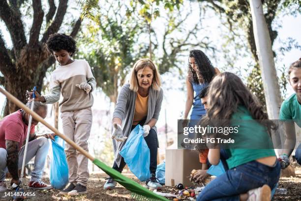 Helping Someone Clean Kids Helping Neighbors Photos and Premium High Res Pictures - Getty Images