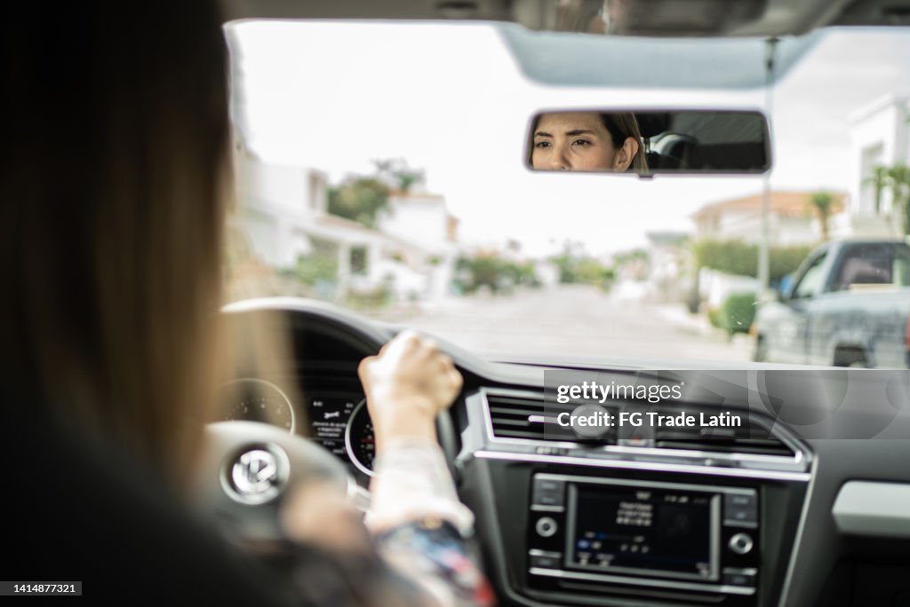 Mediana mujer adulta conduciendo un coche