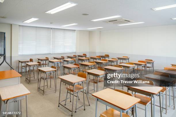 empty classroom with rows of desks at a community college - escuela secundaria fotografías e imágenes de stock