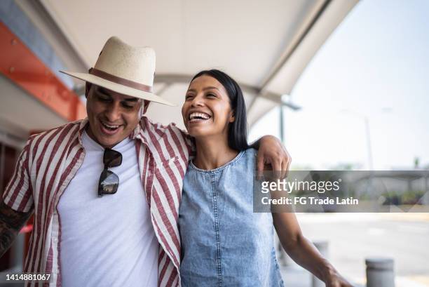 couple leaving the airport after a flight - hispanic couple stock pictures, royalty-free photos & images