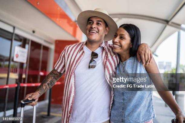 couple leaving the airport after a flight - couple airport stock pictures, royalty-free photos & images