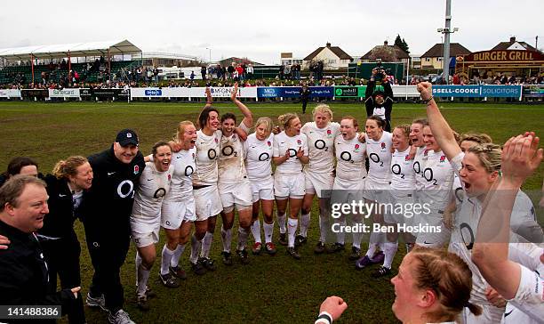 The England team celebrate after winning the Womens Six Nations Championship during the Womens Six Nations match between England Women and Ireland...