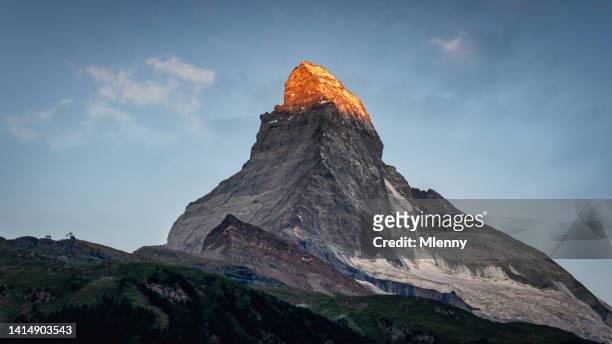 leuchtender matterhorn peak zermatt matterhorn sonnenaufgang schweizer alpen - schweizer alpen stock-fotos und bilder