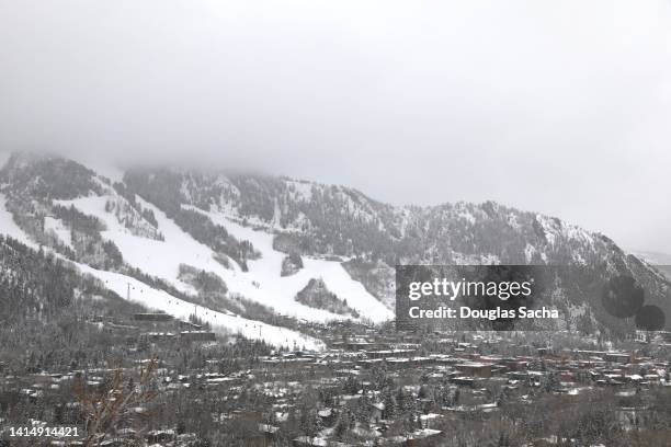 view of the town of aspen, colorado in the winter season - berg mount aspen stockfoto's en -beelden