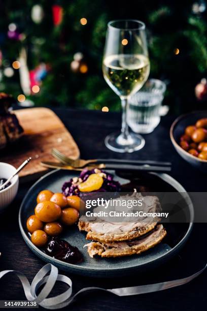 plato tradicional danés de navidad de flaeskesteg o cerdo asado. - cultura danesa fotografías e imágenes de stock