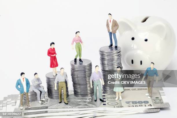 indian currency and piggy bank-concept of money savings - dollhouse stockfoto's en -beelden