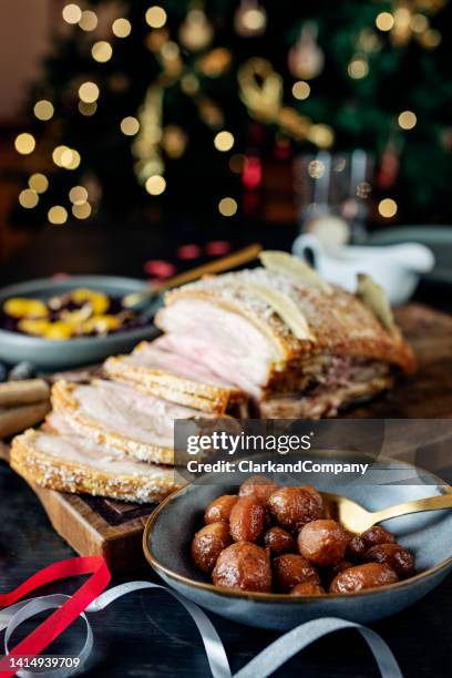 skandinavisches weihnachtsessen - schweinebraten stock-fotos und bilder