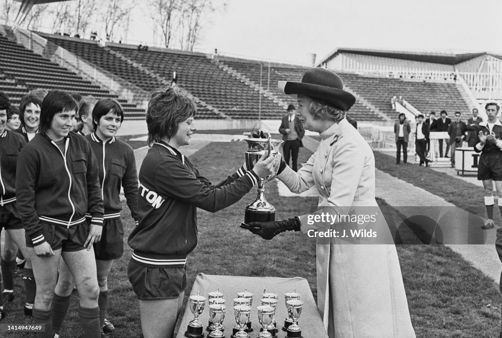 Mitre Challenge Trophy, first Women’s FA Cup Final