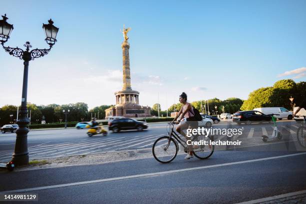 bicycle commute near berlin siegessäule - tiergarten stockfoto's en -beelden