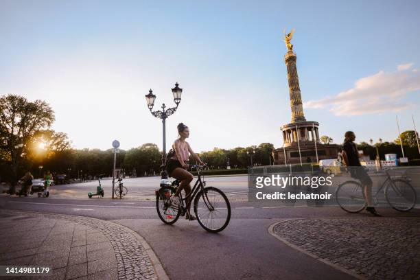 bicycle commute near berlin siegessäule - tiergarten stockfoto's en -beelden