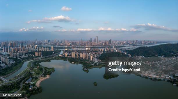 photo aérienne de la ligne d’horizon panoramique changsha chine - rivière huangpu photos et images de collection