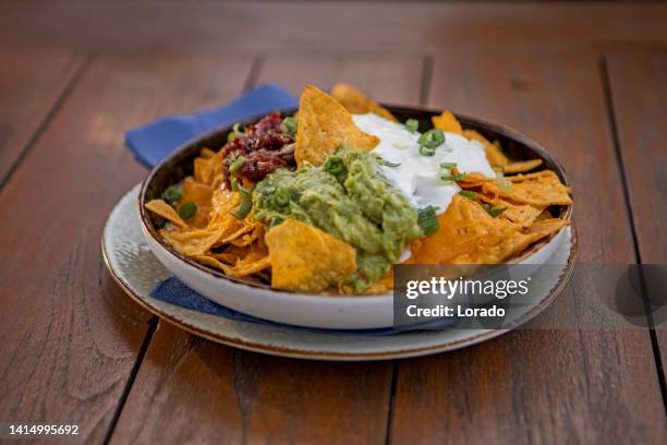 compartir comida vegana del restaurante nachos - nachos fotografías e imágenes de stock