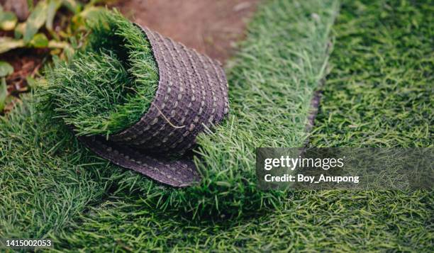 close up of green artificial turf used for covering sport arena or garden. - falsificación fotografías e imágenes de stock