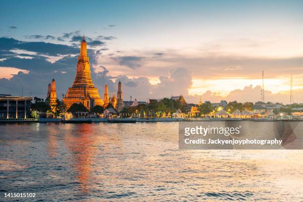 wat arun big landmark in bangkok city, thailand - thailand stockfoto's en -beelden