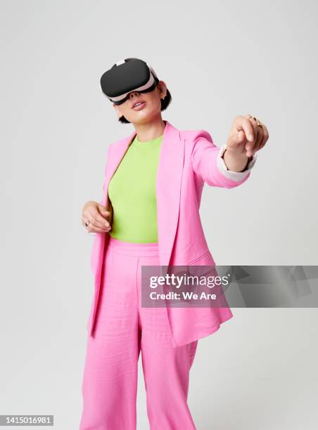 businesswoman wearing vr headset - computer freisteller stock-fotos und bilder