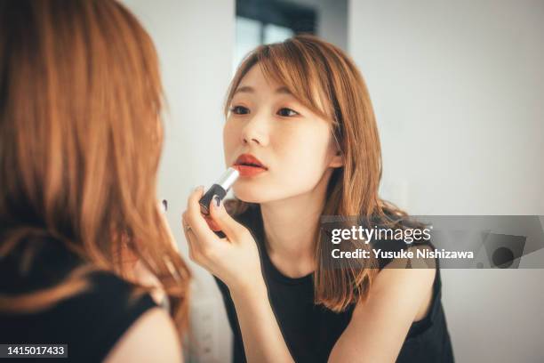 woman wearing makeup - pale complexion stock-fotos und bilder