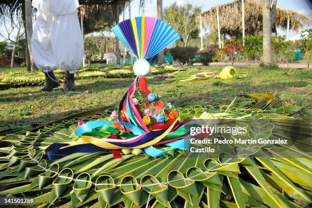 Last details of a penacho during the thirteenth edition of the Cumbre Tajin Festival, to be held from 17 to 21 March 2012 in Takilhsukut Park,...