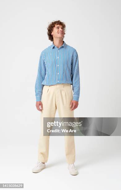 full length portrait of man looking up - male looking content stockfoto's en -beelden