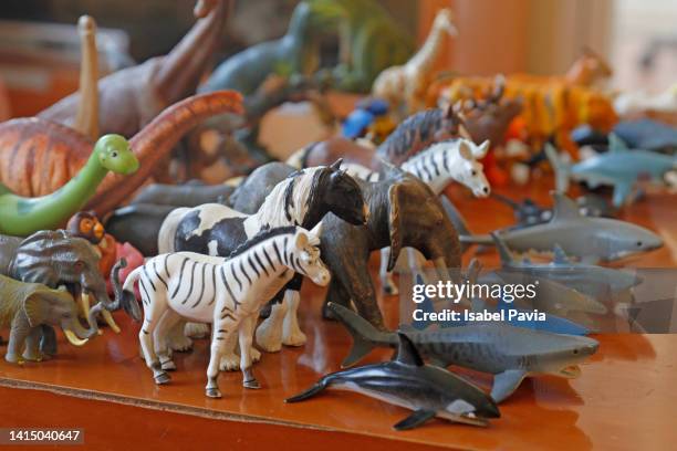 toy animals on wooden table - toy animal stockfoto's en -beelden