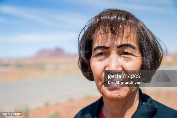 middle aged indigenous navajo woman portrait with shallow depth of field - cherokee indian women stockfoto's en -beelden