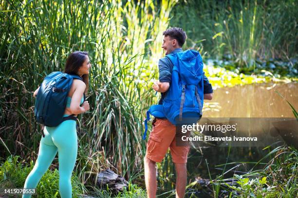 hikers enjoying the beauty of nature - rietkraag stockfoto's en -beelden