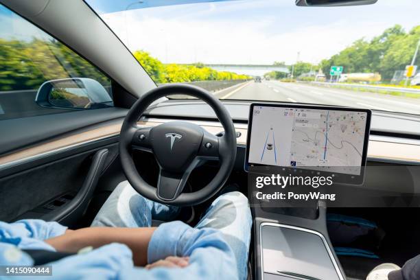 auto mit automatischem fahren auf der autobahn - driverless cars stock-fotos und bilder