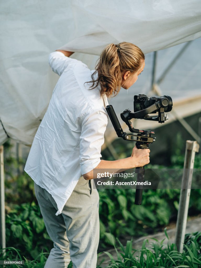 Cinematógrafo filma en invernadero