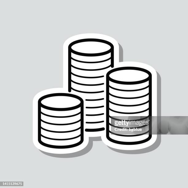 stapel von münzen. symbolaufkleber auf grauem hintergrund - wertmünze stock-grafiken, -clipart, -cartoons und -symbole