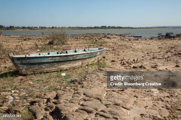 a boat on a dry riverbed - dry rot stock pictures, royalty-free photos & images