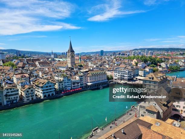 die stadt zürich mit limmat - limmat stock-fotos und bilder