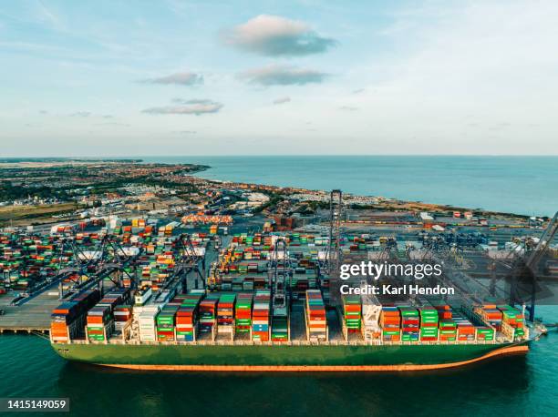 sunset at a uk shipping port - hafen von felixstowe stock-fotos und bilder