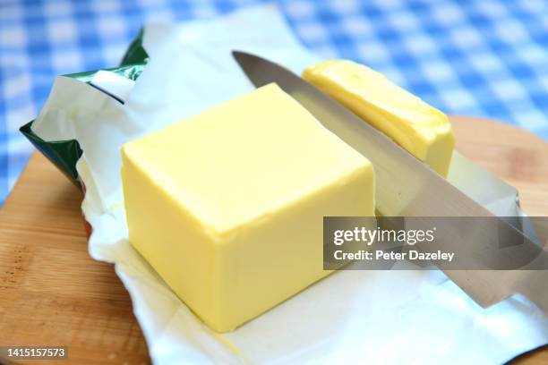 butter being cut, knife through butter - knife block stock-fotos und bilder